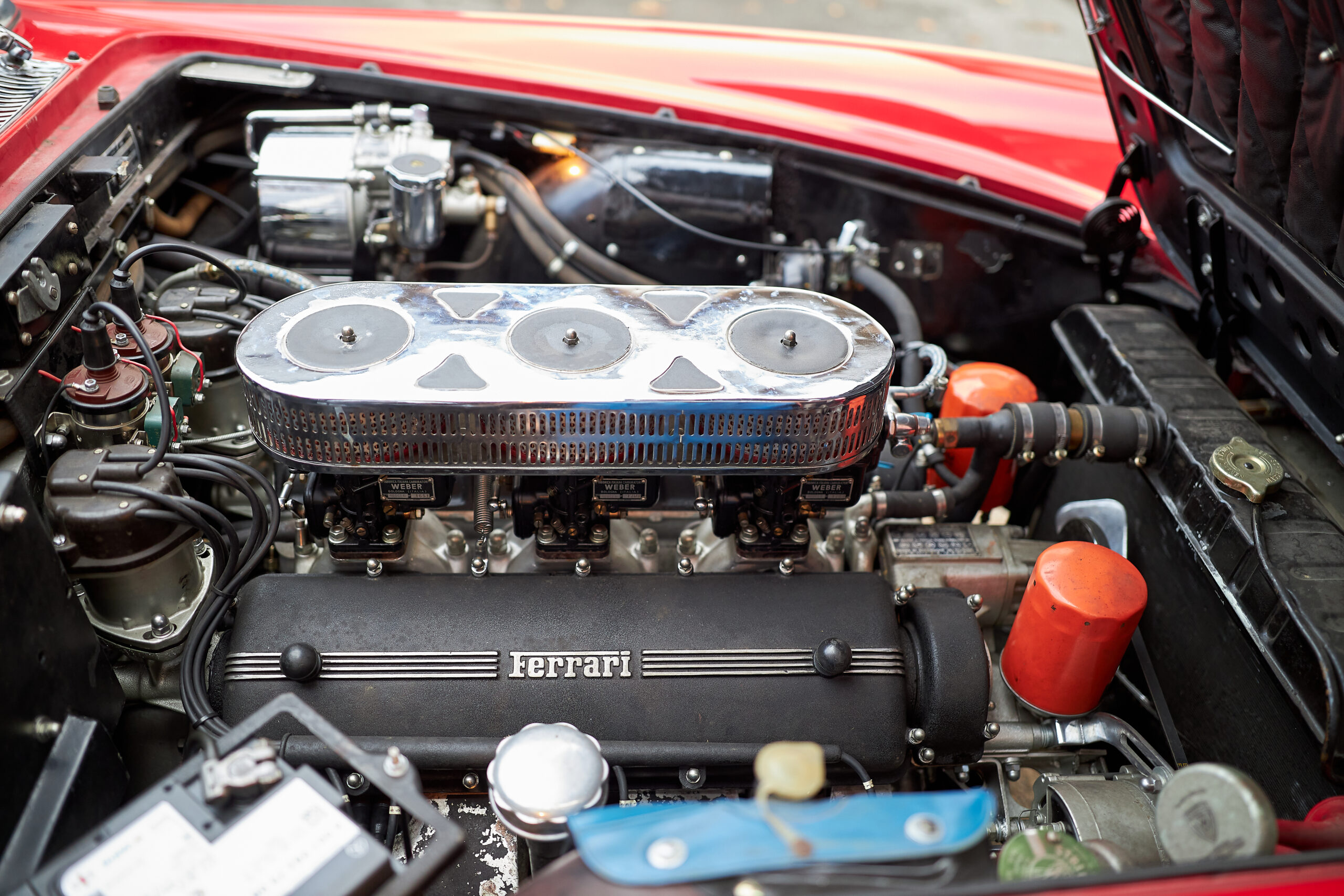 Handwerkliche Arbeit in der Oldtimer-Werkstatt